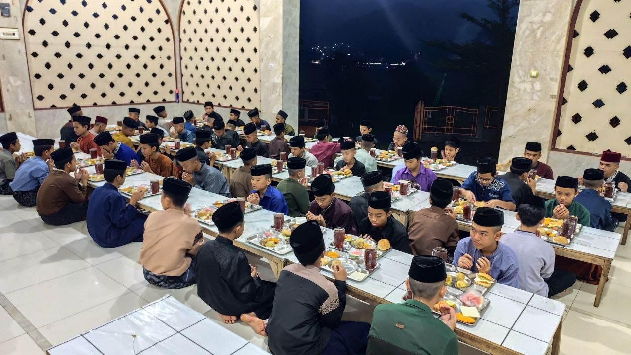 Kebersamaan Santri Saat Buka Puasa Sunnah Kamis, dan Dilanjut Doa Bersama
