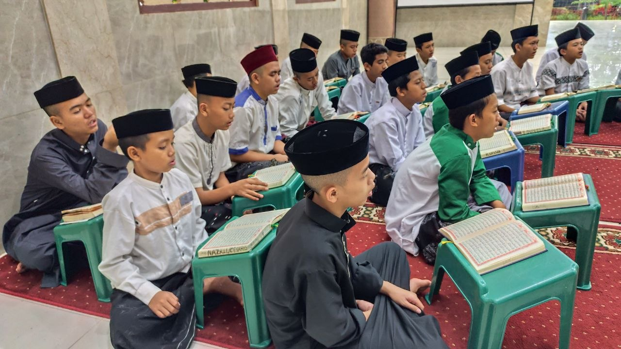 Menunggu Waktu Berbuka Puasa, Santri Al Hilal Belajar Nagham dan Maqomat