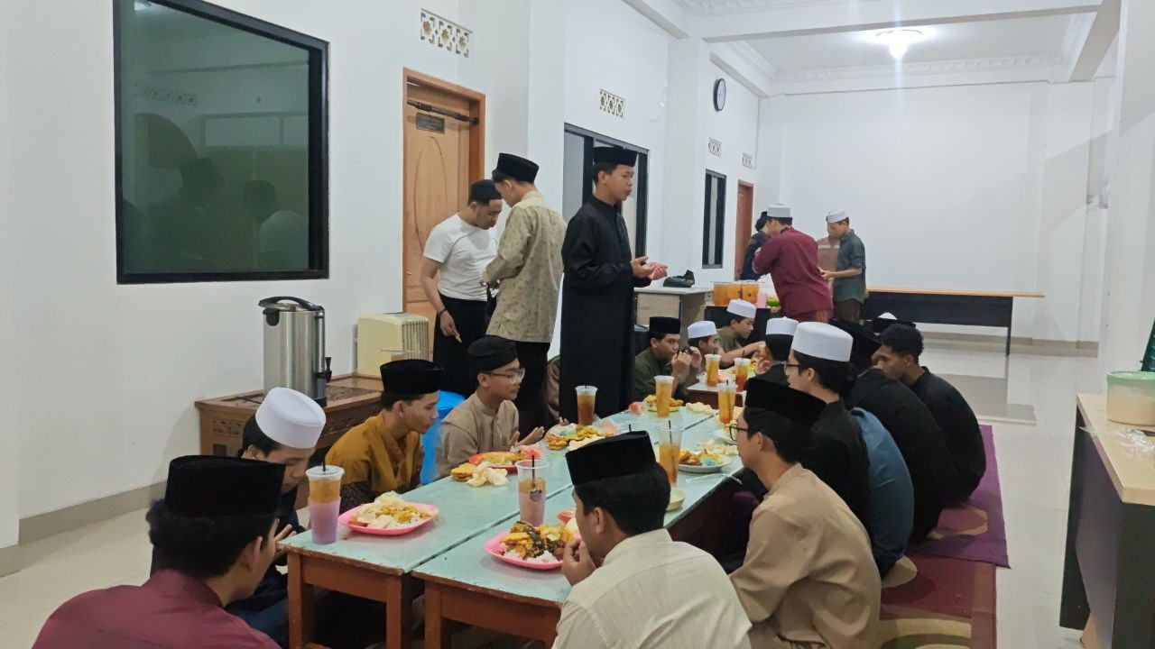 Buka Puasa Sunnah Kamis dan Yasinan di Masjid Pesantren Al Hilal 2 Cibiru