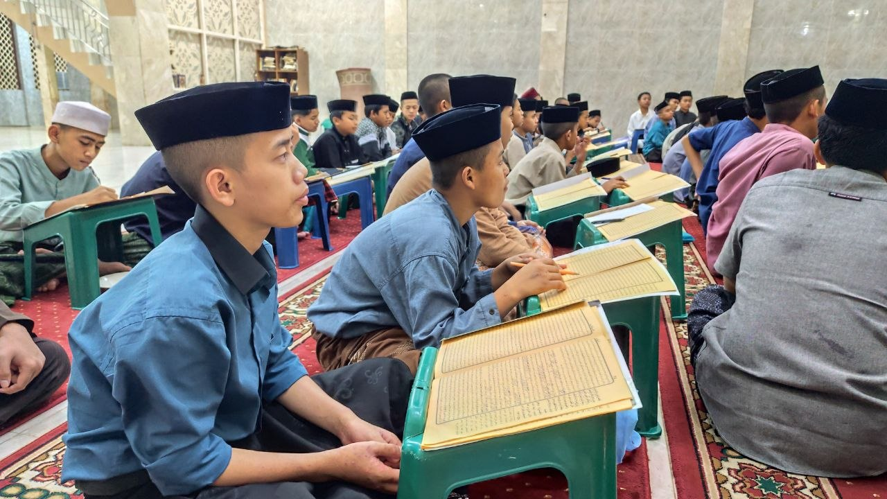 Yasinan dan Kajian Nashoihul Ibad di Masjid Marwah Pesantren Al Hilal Cililin