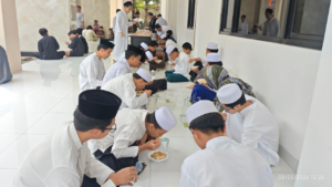 Jumat Berkah di Masjid Pesantren Al Hilal Cibiru, Hadirkan Bakso Untuk Jamaah Sholat Jum’at