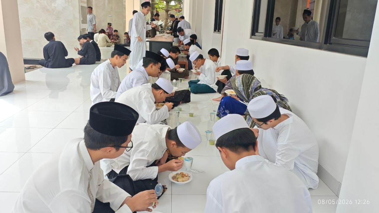 Jumat Berkah di Masjid Pesantren Al Hilal Cibiru, Hadirkan Bakso Untuk Jamaah Sholat Jum’at