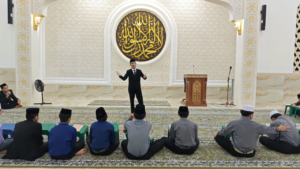 Santri Pesantren Al Hilal Melatih Berani dan Percaya Diri Lewat Muhadharah
