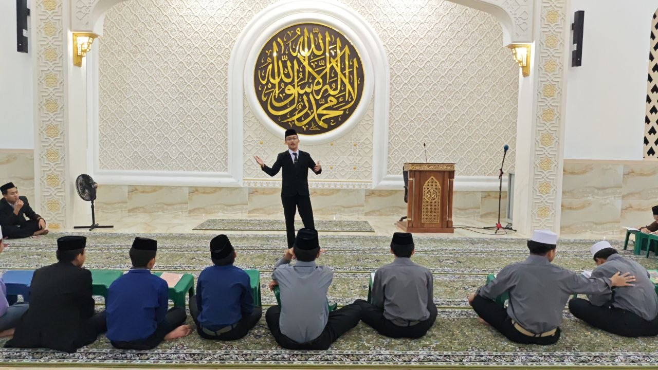 Santri Pesantren Al Hilal Melatih Berani dan Percaya Diri Lewat Muhadharah