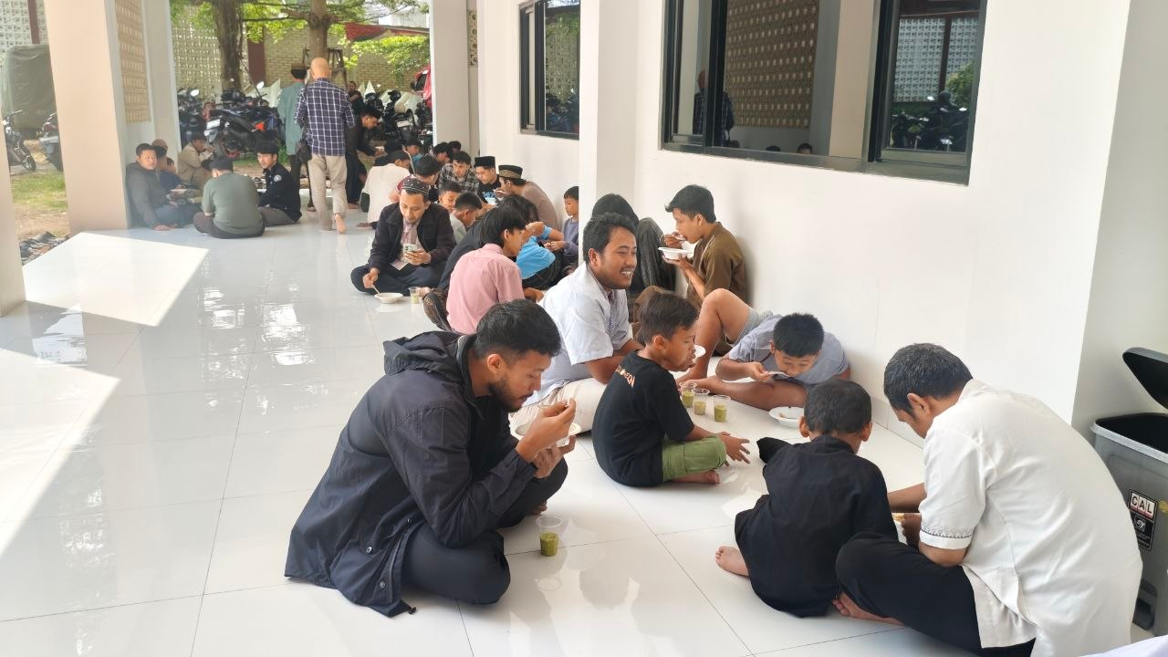 Hadirkan Makanan Bagi Warga Sekitar, Jumat Berkah di Masjid Al Hilal Cibiru