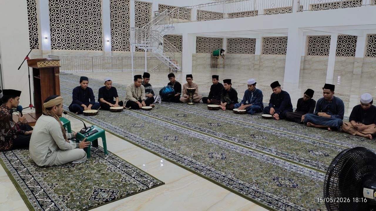 Lantunan Shalawat Maulid Al-Barzanji di Pesantren Al Hilal Cibiru