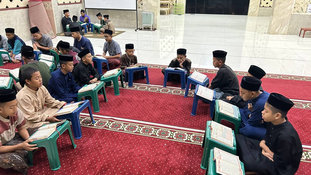 Awali Hari dengan Al-Qur’an dan Bersih Bersih, Rutinitas Santri Pesantren Al Hilal 1 Cililin Pagi Hari
