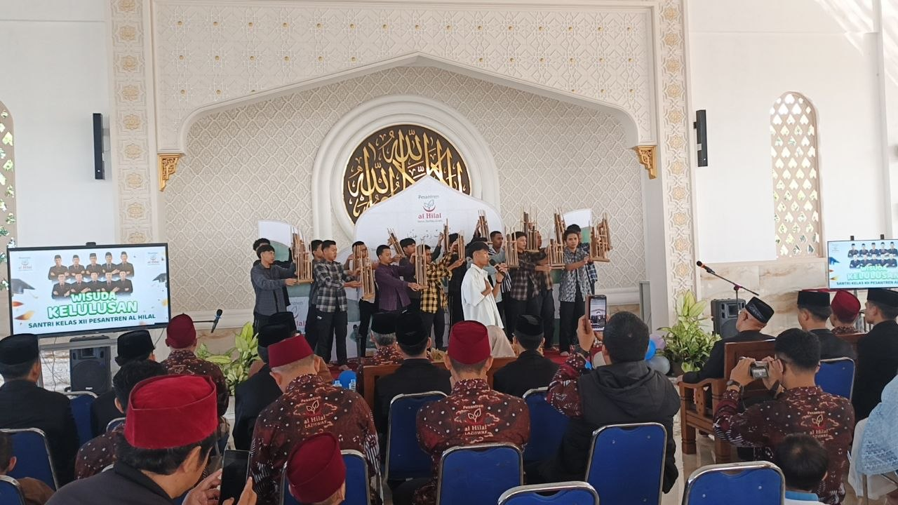 Menapaki Masa Depan dengan Ilmu, Al-Qur'an, dan Keteladanan, Alhamdulillah Acara Wisuda Kelulusan Santri Kelas XII Pesantren Al Hilal Berjalan Dengan Lancar