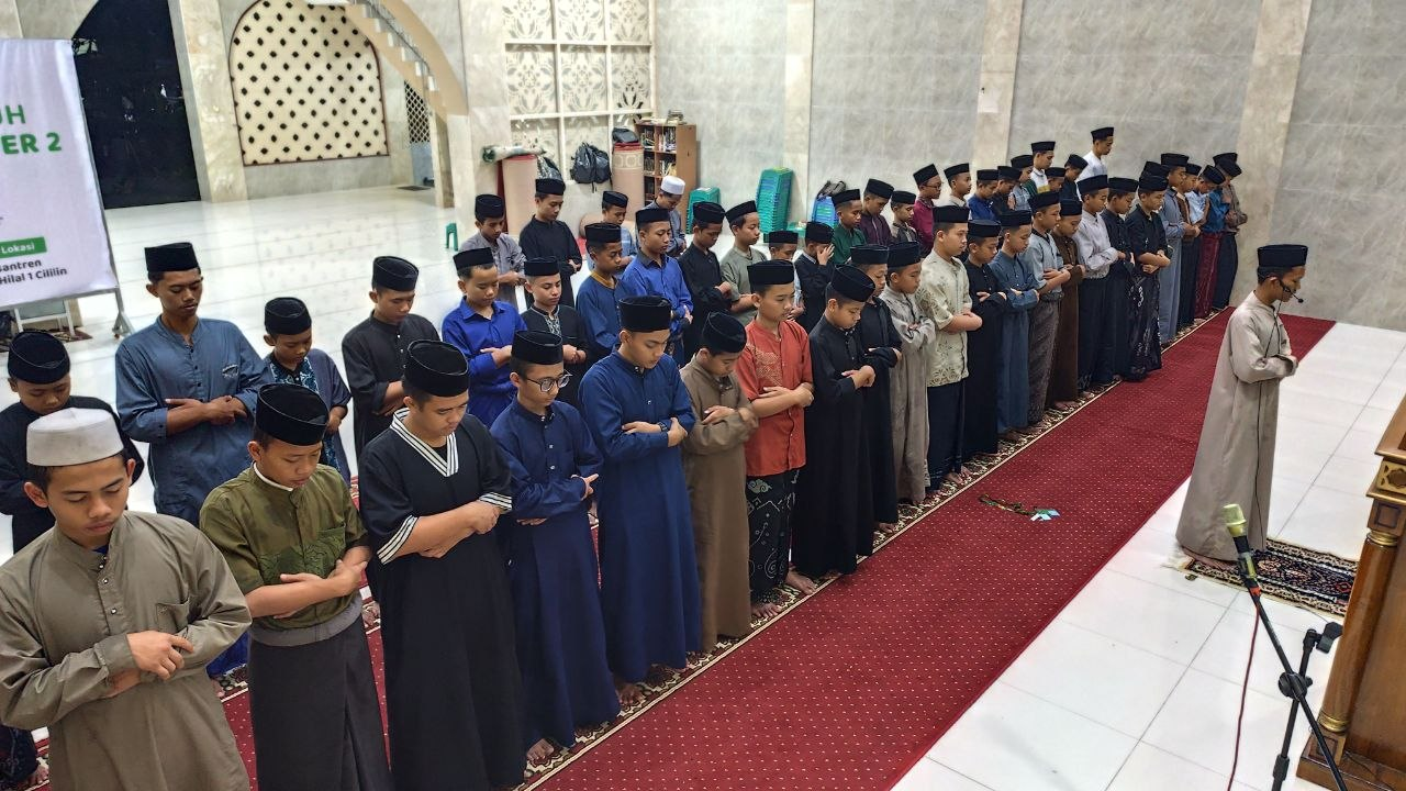 Belajar Menjadi Imam di Masyarakat, Santri Pesantren Al Hilal 1 Cililin Belajar Menjadi Imam Sholat