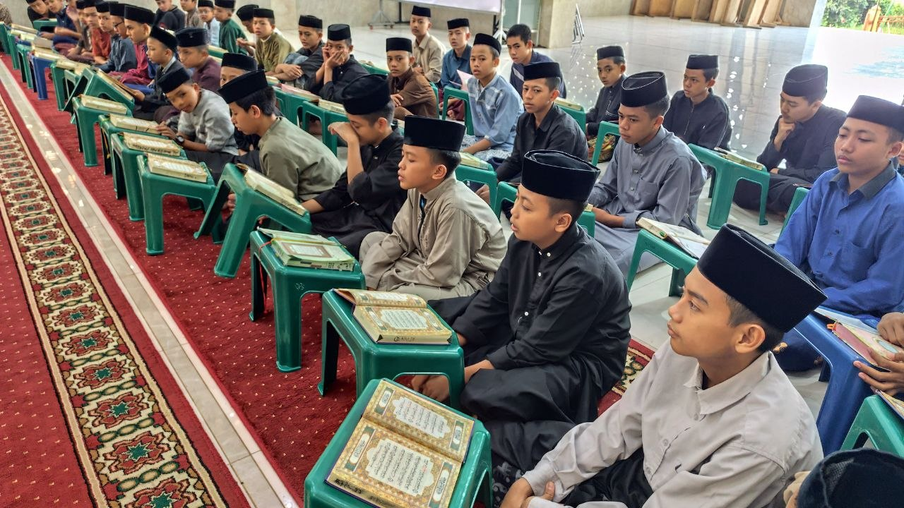 Usai Shalat Maghrib, Santri Pesantren Al Hilal 1 Cililin Belajar Nagham Maqomat Irama Sikah Bersama Ustadz Wifki Fadlullah