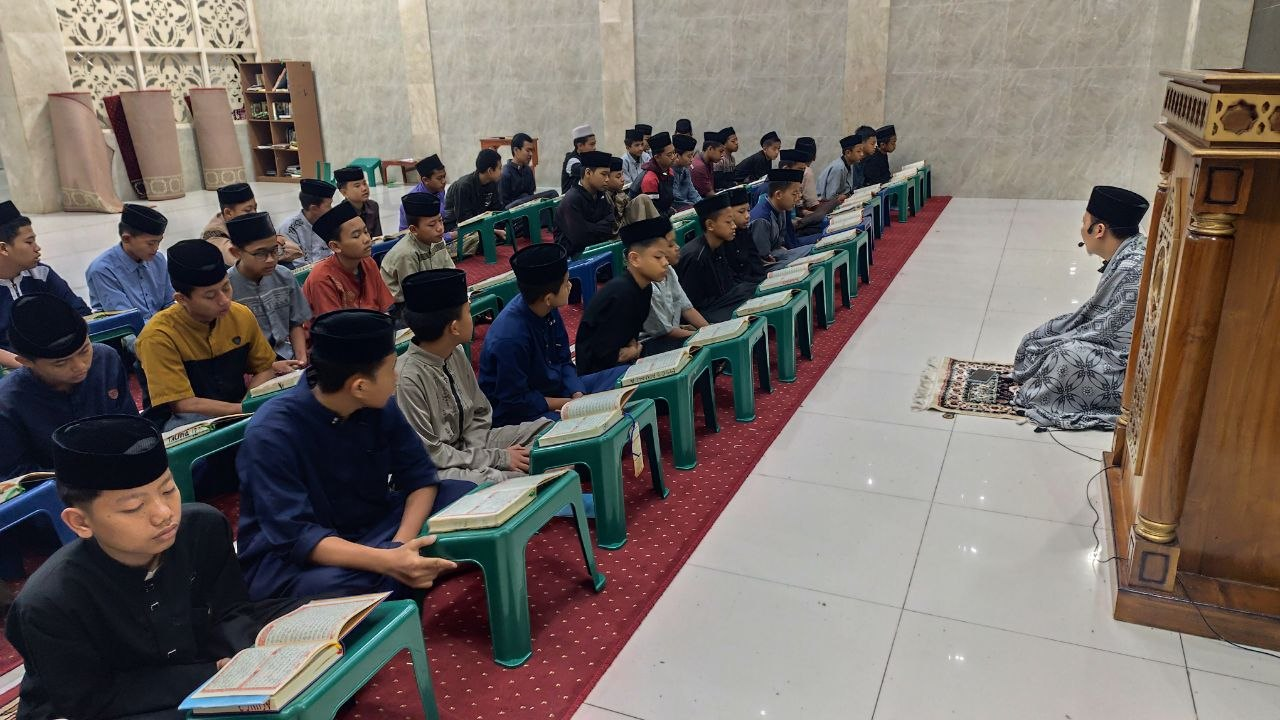 Santri Pesantren Al Hilal 1 Cililin Lancarkan Bacaan dan Hafalan Al Qur’an dengan Metode Talaqqi