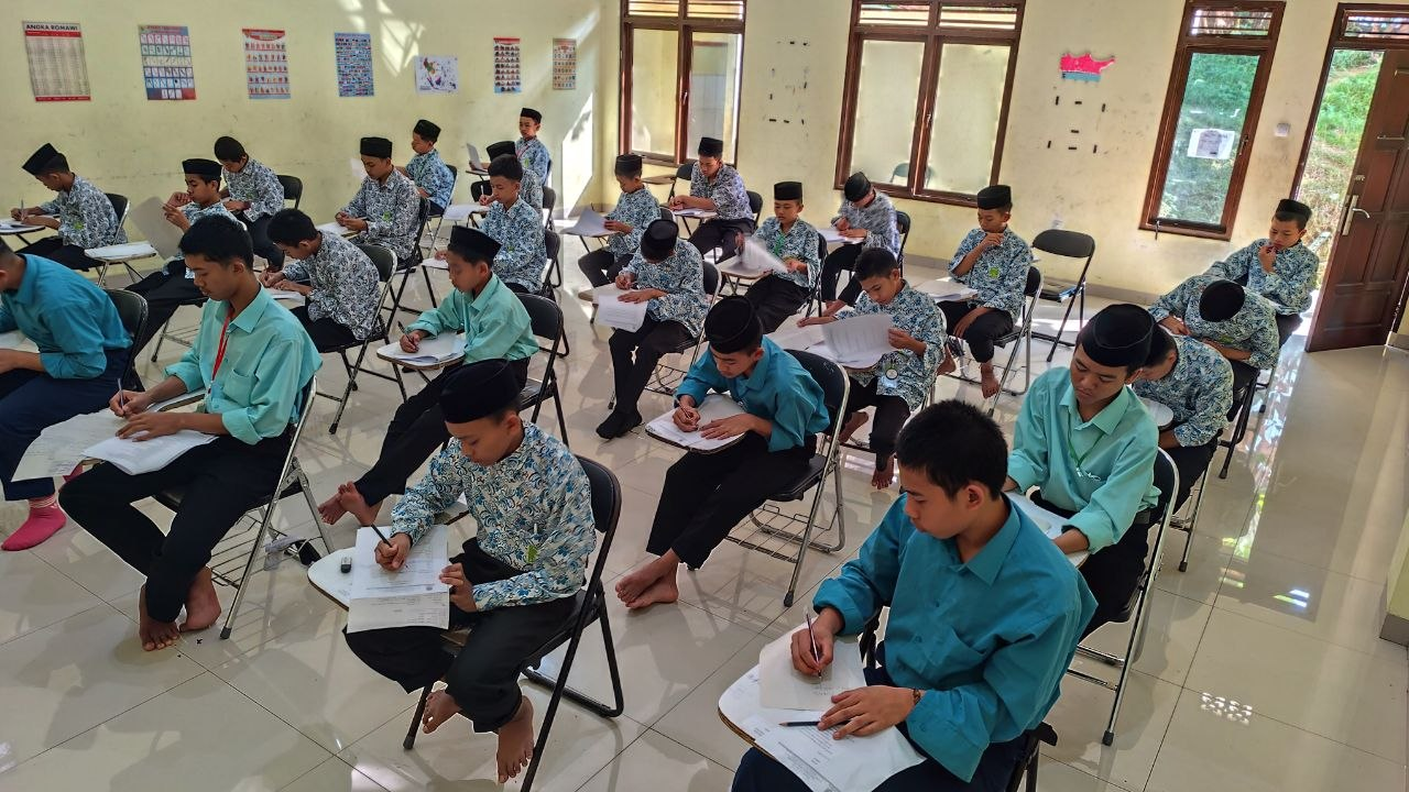 Berjalan Lancar, Ujian Tulis Santri Pesantren Al Hilal 1 Cililin Hari Ketiga dan Keempat