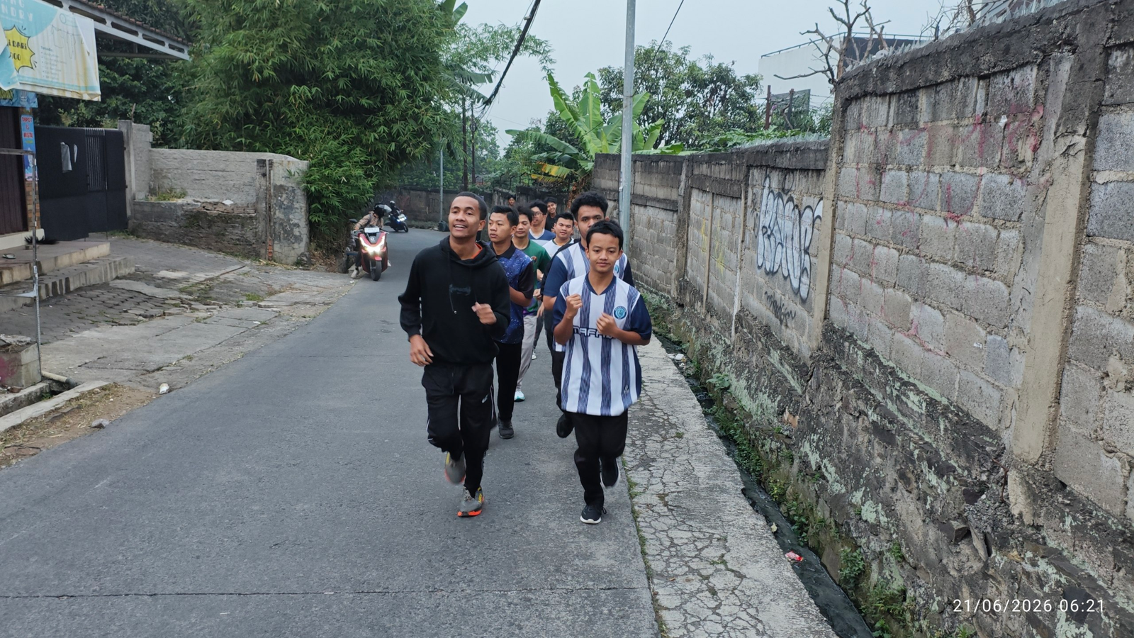Akhir Pekan Tetap Aktif! Santri Pesantren Al Hilal 2 Cibiru Biasakan Hidup Sehat dengan Lari Pagi dan Futsal