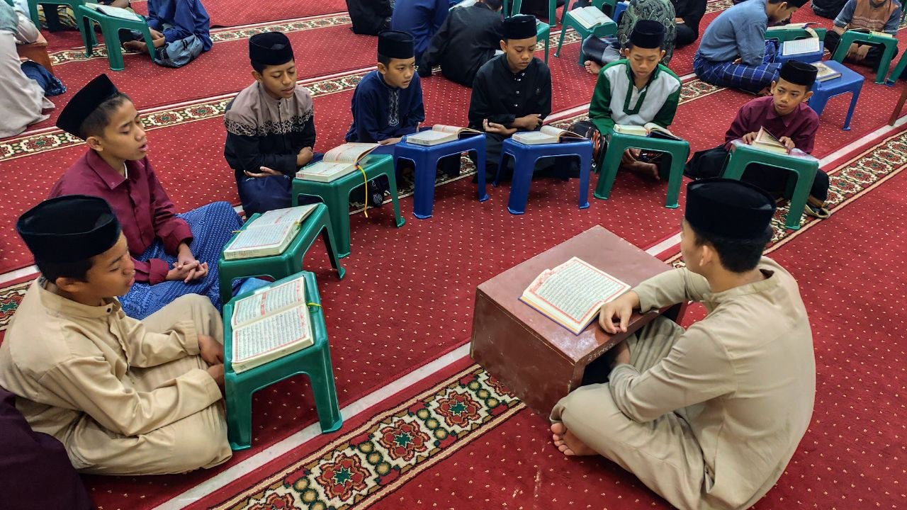 Awali Senin Pagi dengan Halaqah Tahfizh, Tahsin, Binnazhor, dan Shalat Dhuha, Santri Pesantren Al Hilal 1 Cililin