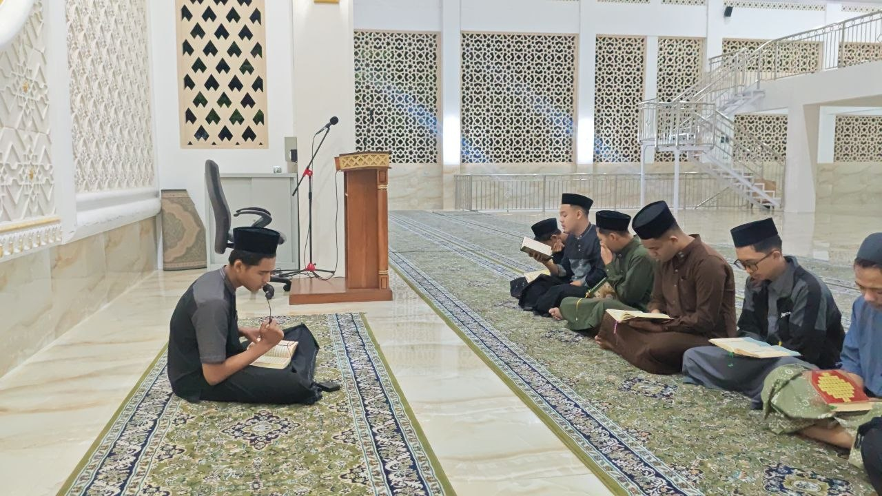 Muzni Muji Abdillah, Santri Kelas 12 Pesantren Al Hilal 2 Cibiru Pimpin Tilawah Ba'da Subuh