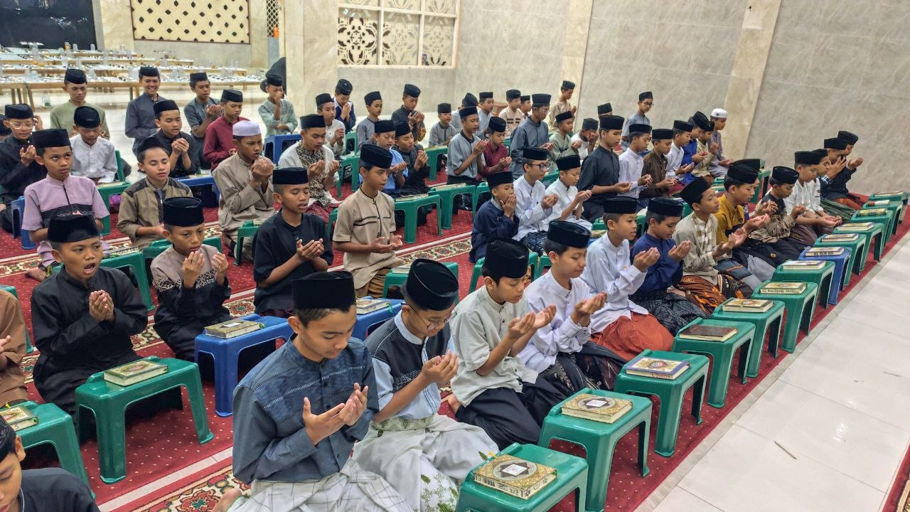 Santri Pesantren Al Hilal Istiqomah Jalankan Puasa Sunnah Kamis, Buka Bersama hingga Tawassulan Malam Jumat