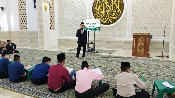 Mengasah Kepercayaan Diri Santri Pesantren Al Hilal Melalui Latihan Pidato Bahasa Indonesia