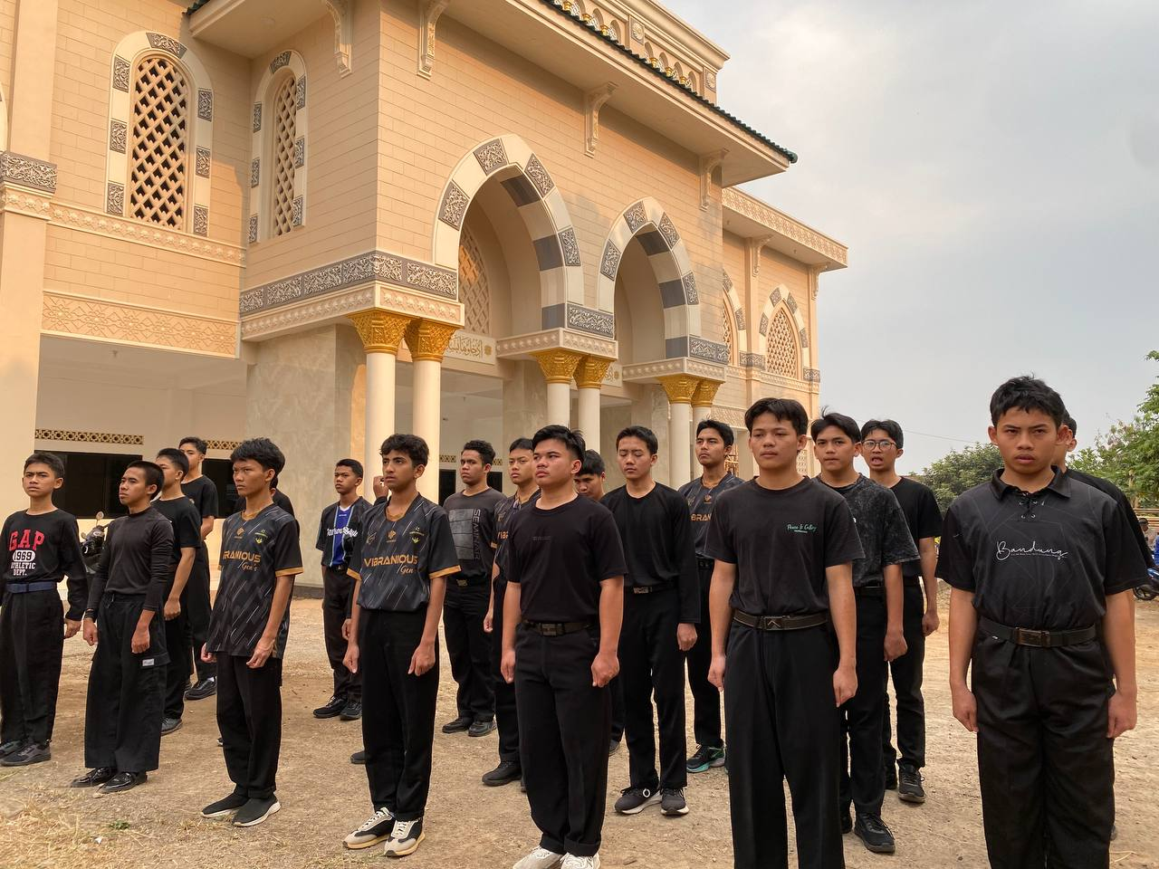 Latihan Paskibra Santri Pesantren Al Hilal Cibiru, Tanamkan Disiplin dan Pendidikan Karakter