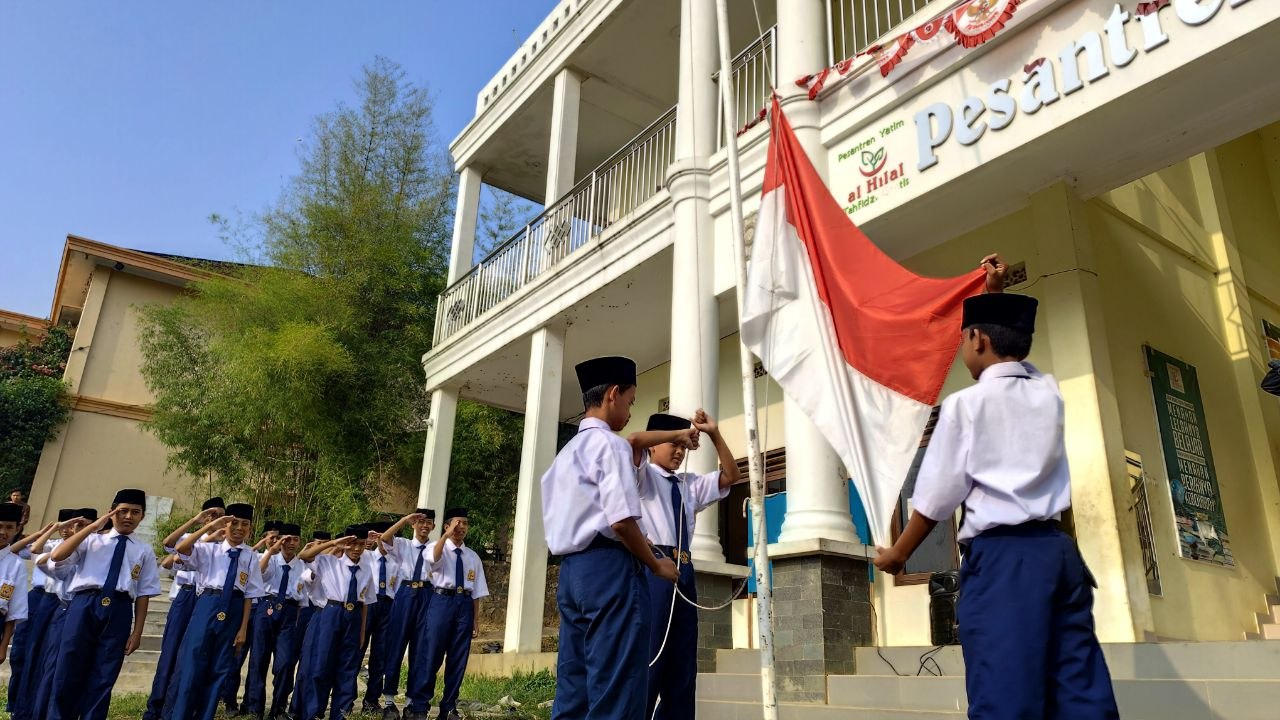 Upacara Bendera Senin Pagi, Melatih Disiplin dan Keberanian Santri Al Hilal 1 Cililin