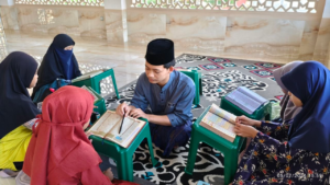 Berbagi Ilmu, Santri Al Hilal 2 Cibiru Mengajar Adik-Adiknya di Pesantren Quran