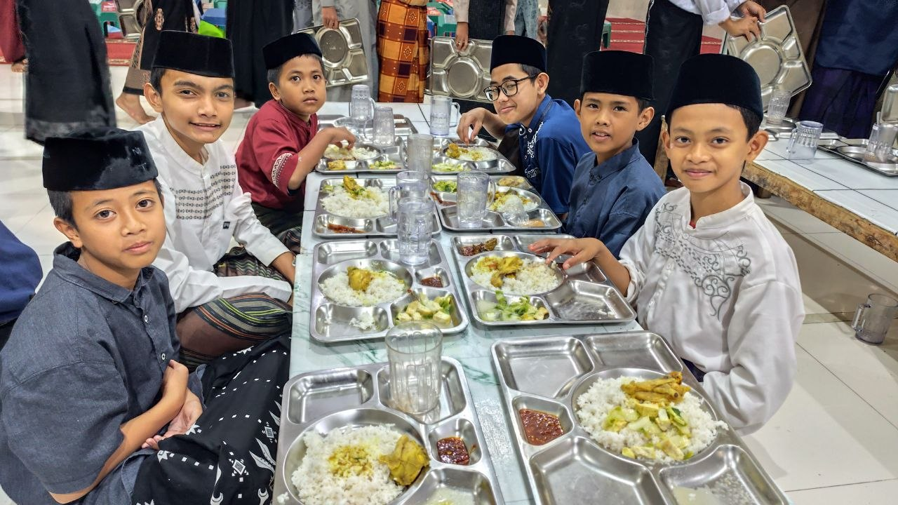 Berbagai Hidangan Penuhi Gizi Santri Pesantren Al Hilal Setelah Seharian Berpuasa