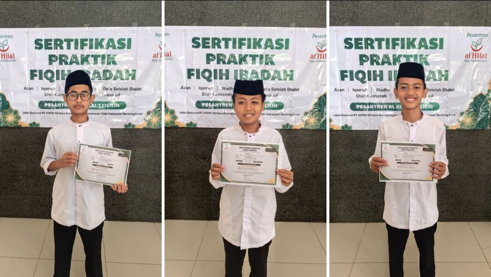 Penyerahan Sertifikat Praktik Fiqih Ibadah Bacaan Wirid untuk Santri Kelas 8 Al Hilal 1 Cililin