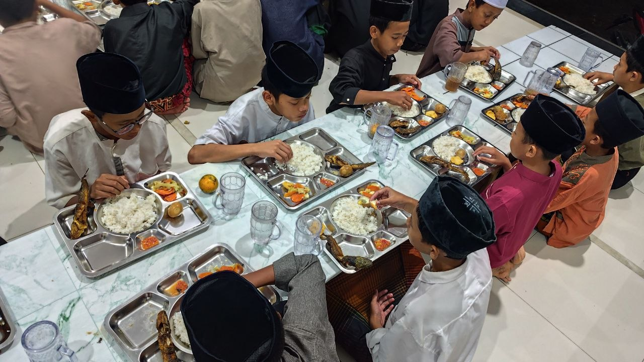 Malam Jumat Santri Pesantren Al Hilal 1 Cililin Diisi Tawassulan, Yasinan, dan Kajian Nashoihul Ibad