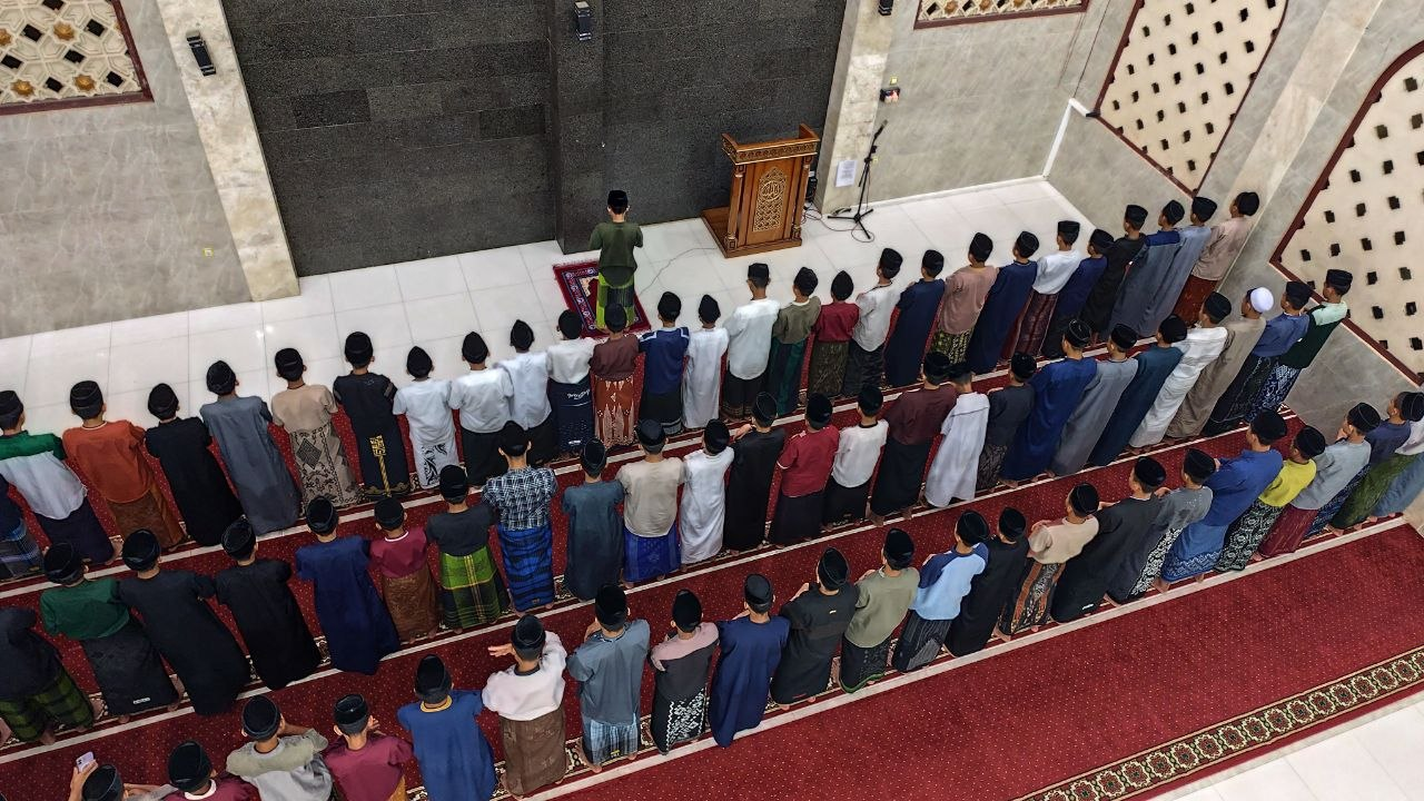 Belajar Menjadi Imam, Aditya Pratama Santri Pesantren Al Hilal 1 Cililin Pimpin Sholat Maghrib Berjamaah