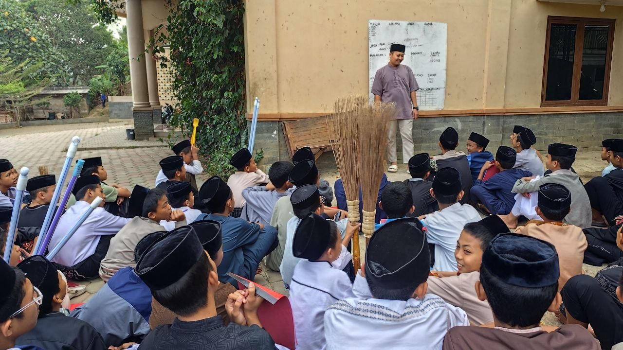 Jumat Bersih Santri Pesantren Al Hilal 1 Cililin, Membiasakan Peduli Kebersihan Sejak Dini
