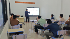 Berbagi Ilmu Tafsir, Refqy Adri Maulana Dampingi Adik Tingkatnya di Pesantren Al Hilal 2 Cibiru