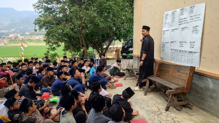 Evaluasi dan Pembagian Tugas Piket Kebersihan, Santri Pesantren Al Hilal 1 Cililin Belajar Menjaga Lingkungan