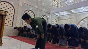 Agung Gumilar, Santri Kelas 9 Al Hilal Kembali Bergiliran Menjadi Imam Sholat
