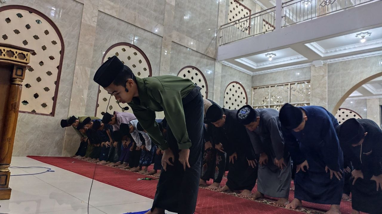 Agung Gumilar, Santri Kelas 9 Al Hilal Kembali Bergiliran Menjadi Imam Sholat